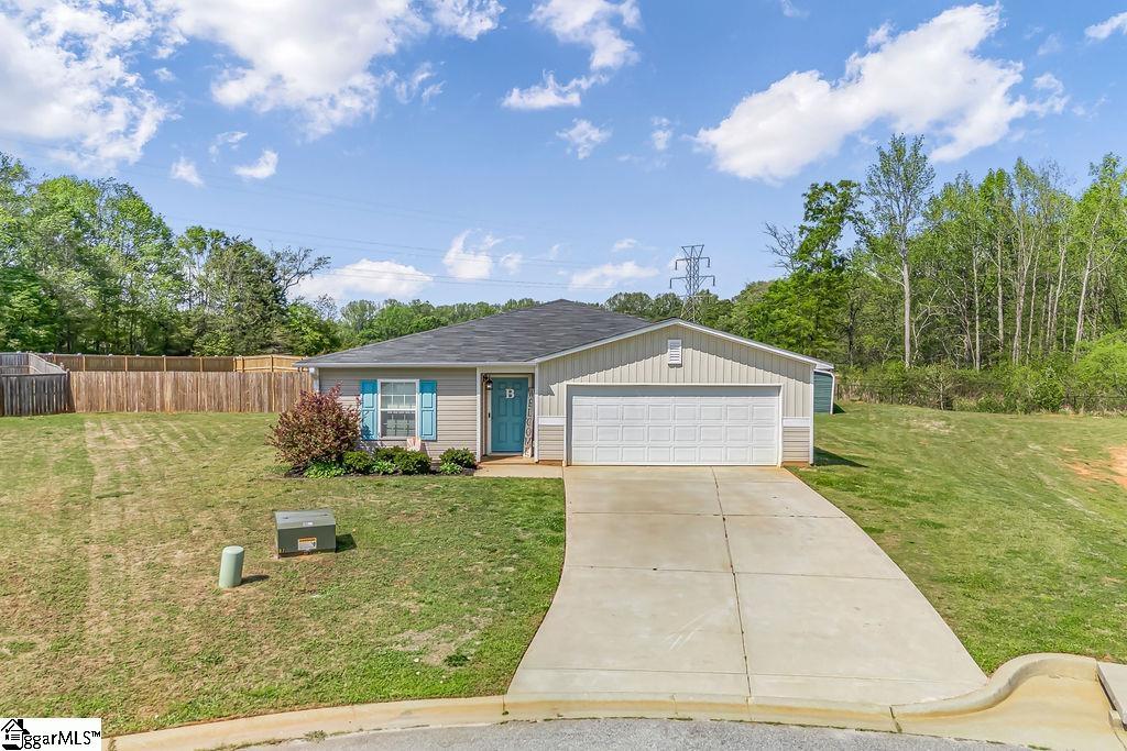 135 Settle Station Run, Inman, SC 29349 - view of front of home with roof with shingles, driveway, a front lawn, a garage, and fence