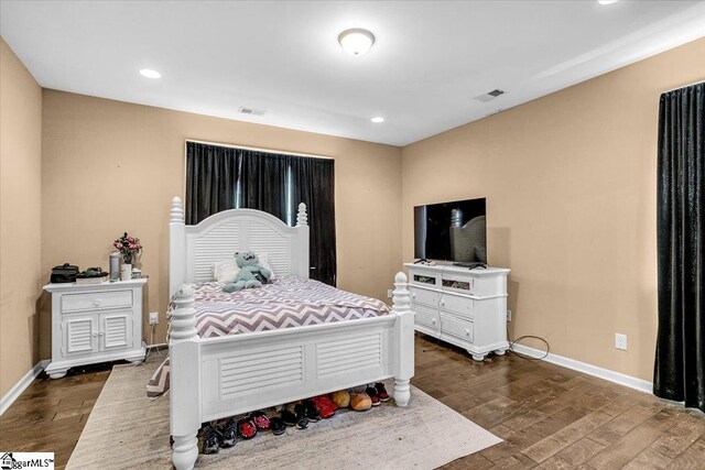 bedroom featuring baseboards, dark wood-style floors, visible vents, and recessed lighting