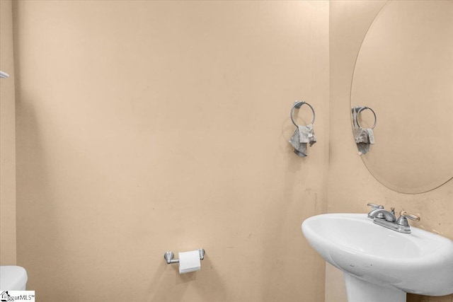 bathroom featuring toilet and a sink