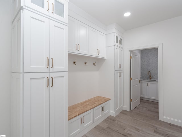 242 Queensbury Way, Spartanburg, SC 29302 - mudroom featuring a sink, baseboards, light wood-type flooring, and recessed lighting