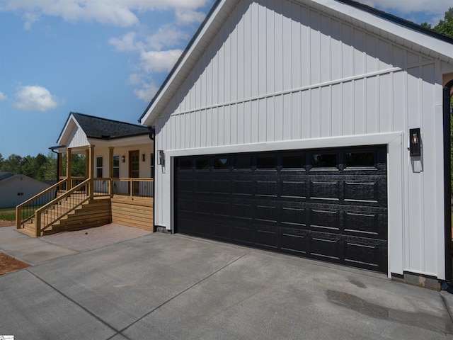 242 Queensbury Way, Spartanburg, SC 29302 - view of front facade featuring board and batten siding and driveway