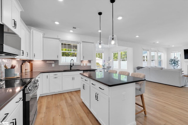 102 Moorish Cir, Simpsonville, SC 29681 - kitchen featuring a kitchen breakfast bar, visible vents, appliances with stainless steel finishes, a sink, and dark countertops