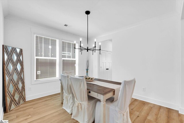 102 Moorish Cir, Simpsonville, SC 29681 - dining space with visible vents, light wood-style flooring, a chandelier, and baseboards
