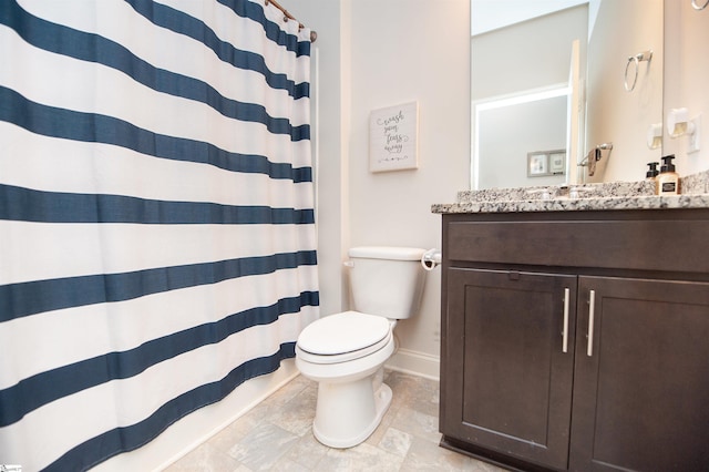 full bath featuring curtained shower, vanity, toilet, and baseboards