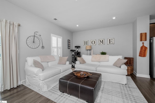 living area featuring baseboards, dark wood-type flooring, visible vents, and recessed lighting