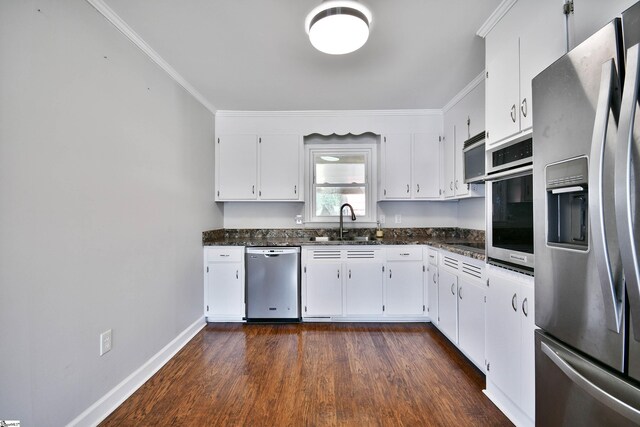 105 Ridgeland Cir, Easley, SC 29640 - kitchen featuring ornamental molding, stainless steel appliances, dark wood-style floors, and a sink