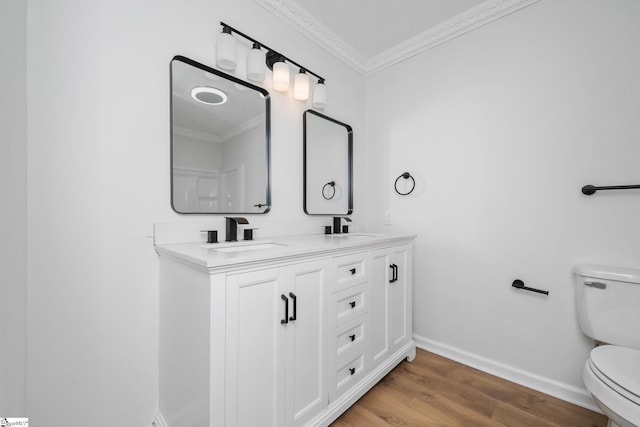 full bathroom featuring wood finished floors, baseboards, a sink, and toilet