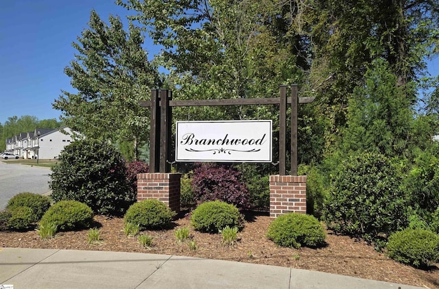 view of community / neighborhood sign