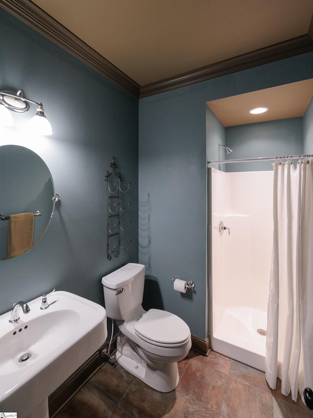 full bathroom with toilet, a sink, crown molding, baseboards, and a shower with shower curtain