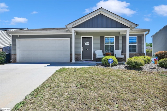 view of front of home featuring an attached garage, driveway, a porch, and a front yard