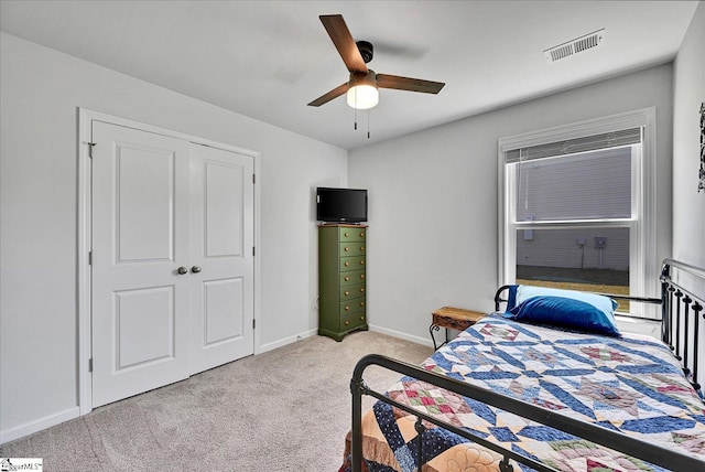 bedroom with baseboards, a ceiling fan, visible vents, and carpet flooring