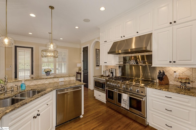kitchen with stainless steel appliances, under cabinet range hood, a sink, arched walkways, and white cabinets
