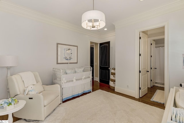living room featuring wood finished floors, a chandelier, baseboards, crown molding, and recessed lighting