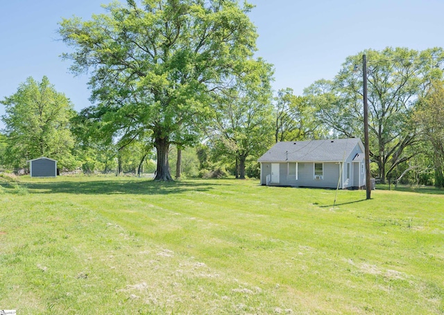view of yard with an outdoor structure and a storage shed