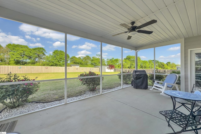 sunroom featuring ceiling fan