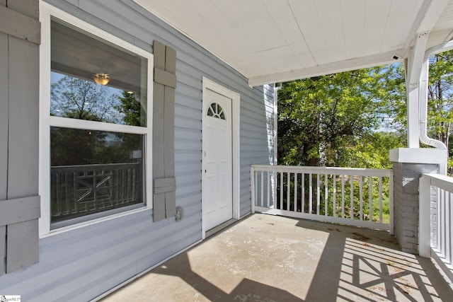 entrance to property featuring covered porch