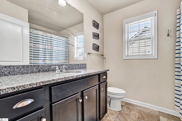 full bathroom featuring a shower with curtain, baseboards, vanity, and toilet