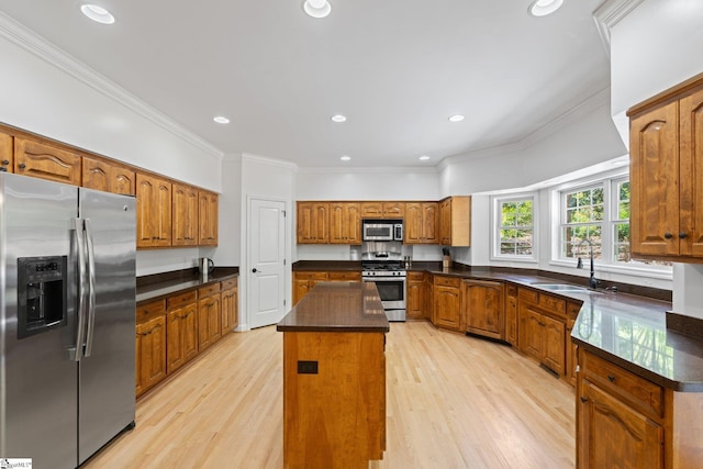 361 E Killarney Lk, Moore, SC 29369 - kitchen with brown cabinets, a kitchen island, appliances with stainless steel finishes, and a sink