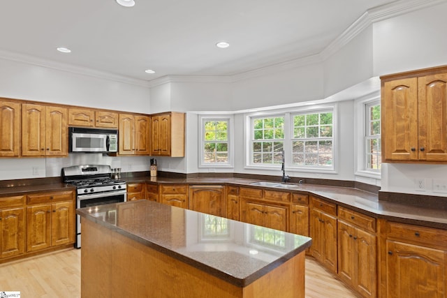 361 E Killarney Lk, Moore, SC 29369 - kitchen featuring stainless steel appliances, a sink, brown cabinets, and a kitchen island