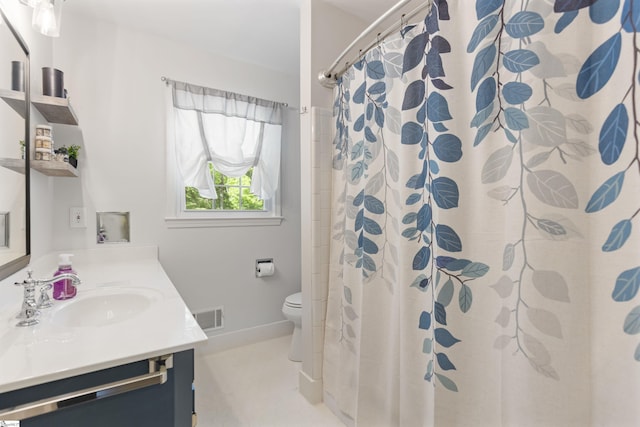 full bathroom with vanity, baseboards, toilet, a shower with shower curtain, and visible vents