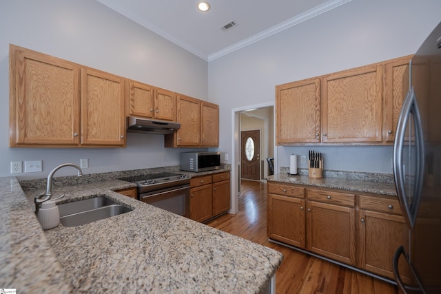 103 Graclan Ct, Simpsonville, SC 29680 - kitchen with under cabinet range hood, electric stove, a sink, stainless steel microwave, and fridge