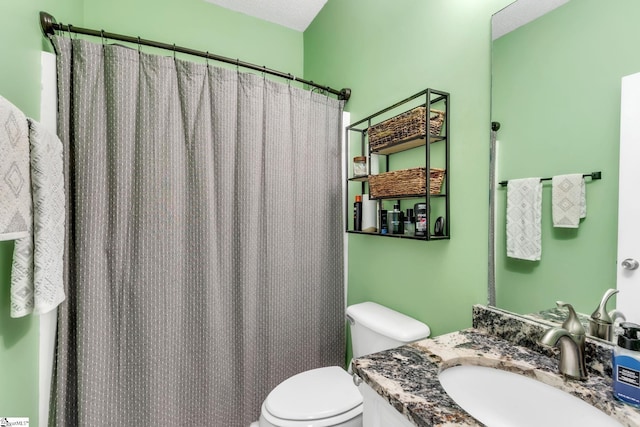 full bath with curtained shower, toilet, and vanity