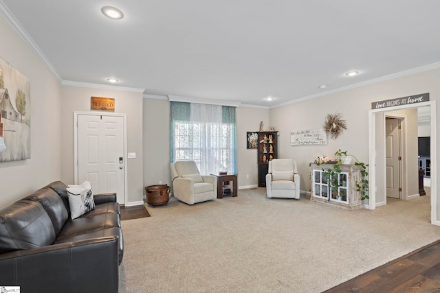 living area featuring recessed lighting, wood finished floors, crown molding, and baseboards