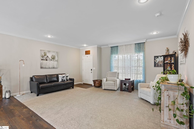 living room with recessed lighting, wood finished floors, baseboards, and ornamental molding