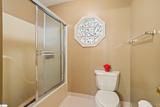 full bath featuring shower / bath combination with glass door, toilet, and baseboards