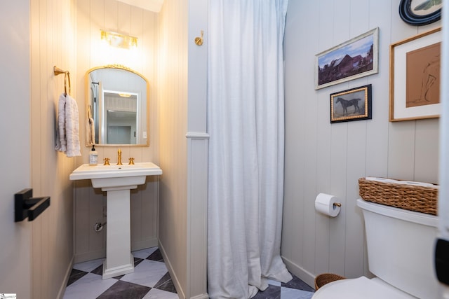 409 Freeman Bridge Rd, Marietta, SC 29661 - bathroom featuring toilet, baseboards, and a shower with curtain