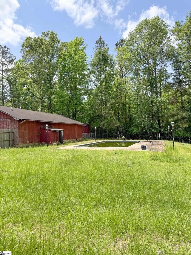 view of yard featuring an outbuilding