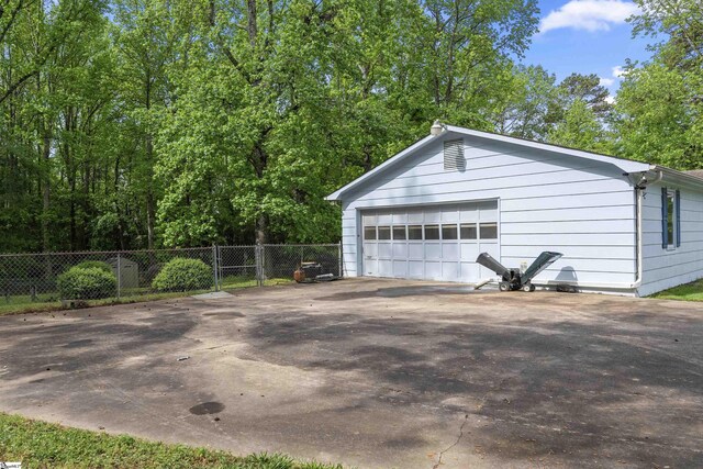 222 Mason Dr, Inman, SC 29349 - detached garage with fence