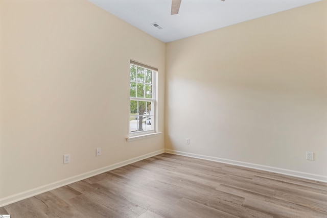 unfurnished room featuring visible vents, light wood finished floors, baseboards, and a ceiling fan