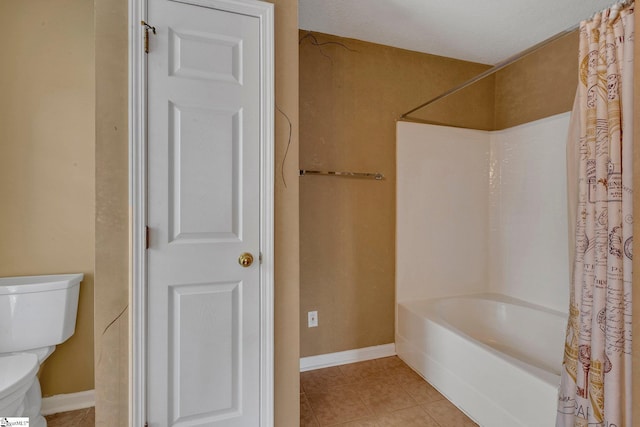 bathroom featuring baseboards, tile patterned flooring, shower / bathtub combination with curtain, and toilet