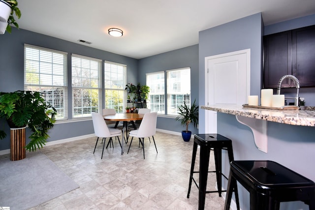 dining area with visible vents and baseboards