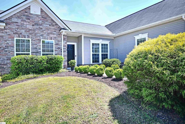 view of front of property with a front yard