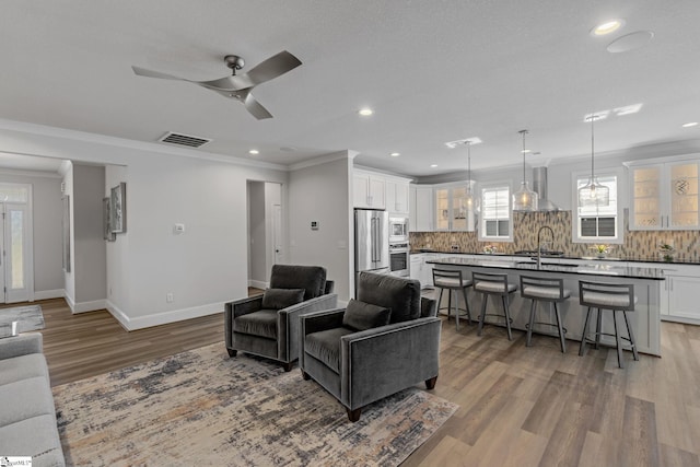 living room with recessed lighting, a ceiling fan, visible vents, and wood finished floors