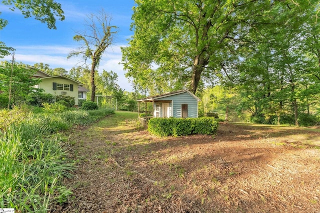 view of yard featuring an outbuilding