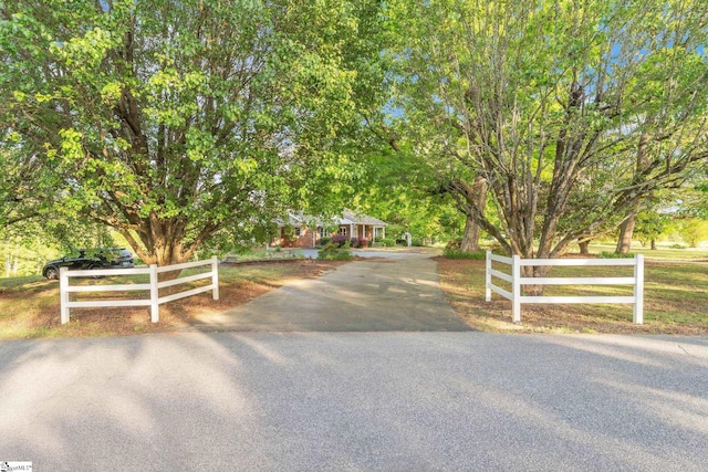 view of front facade featuring fence and driveway