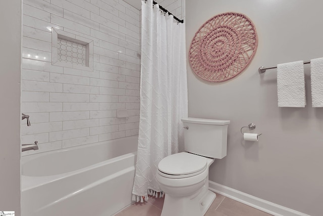 full bath featuring toilet, shower / tub combo with curtain, tile patterned floors, and baseboards