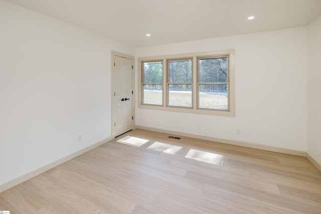 unfurnished room featuring visible vents, recessed lighting, light wood finished floors, and baseboards