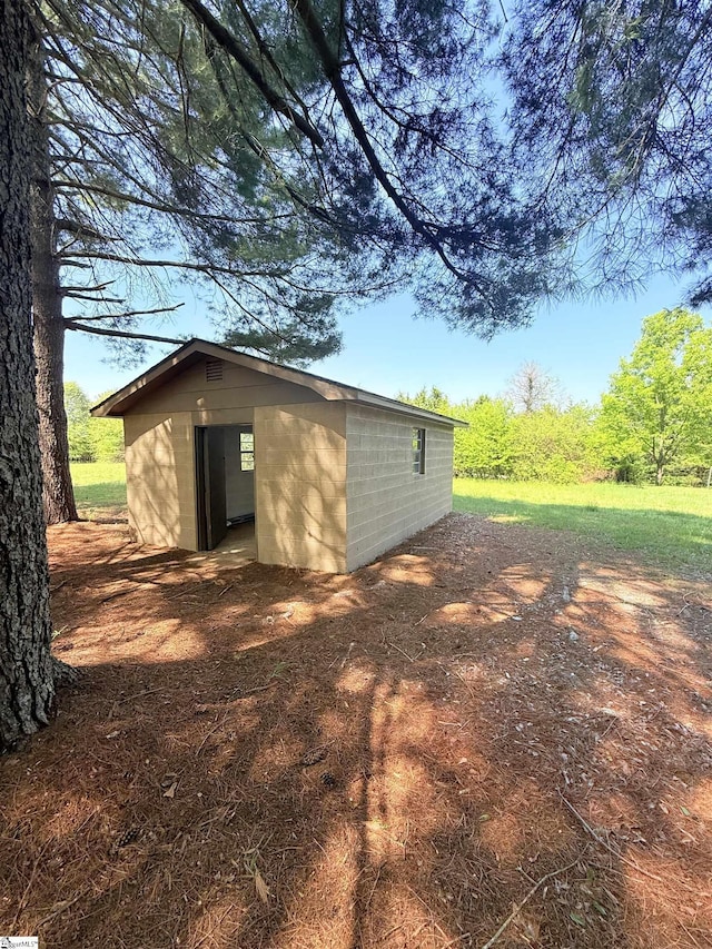 view of outdoor structure with an outbuilding