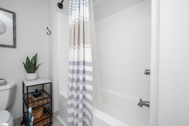 full bathroom featuring toilet and shower / bathtub combination with curtain