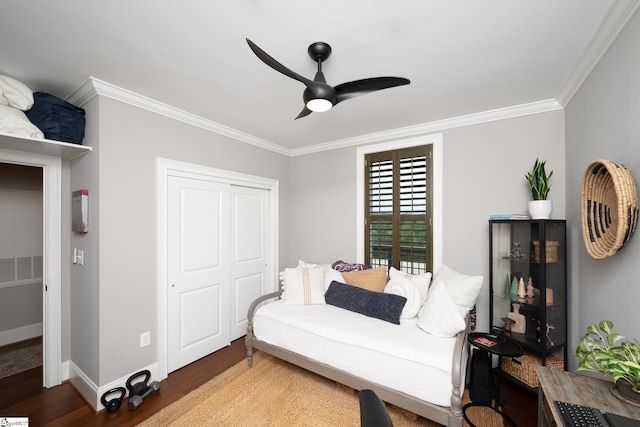 sitting room with crown molding, a ceiling fan, wood finished floors, and baseboards