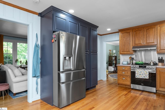 kitchen featuring decorative backsplash, crown molding, stainless steel appliances, under cabinet range hood, and light wood-type flooring