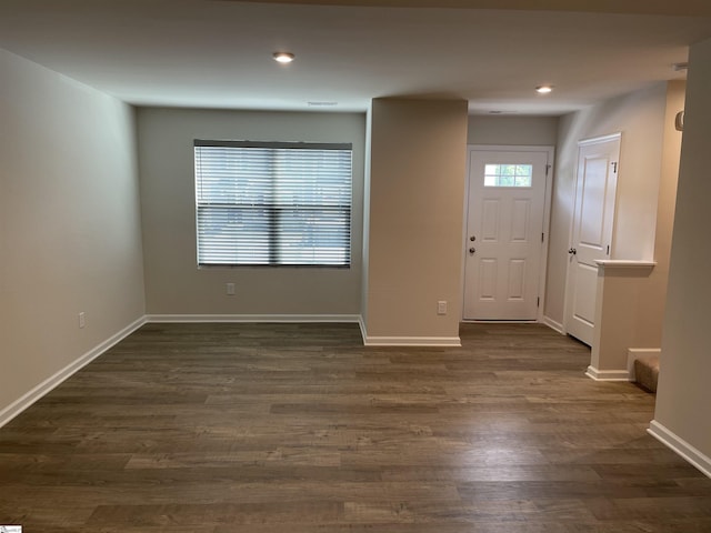 foyer entrance with recessed lighting, dark wood-style flooring, and baseboards