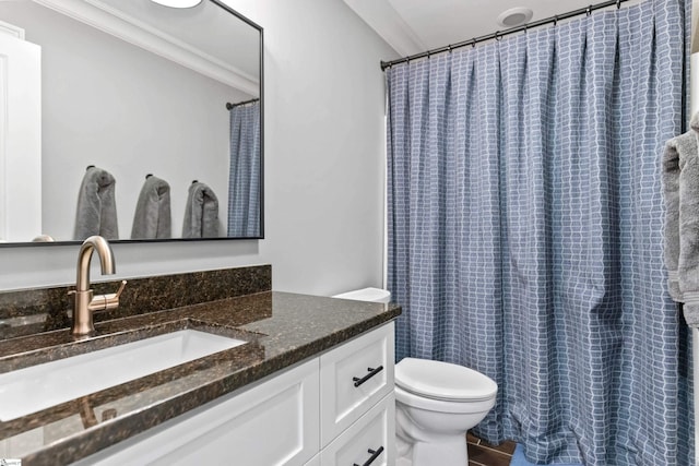 full bath with ornamental molding, toilet, a shower with curtain, and vanity