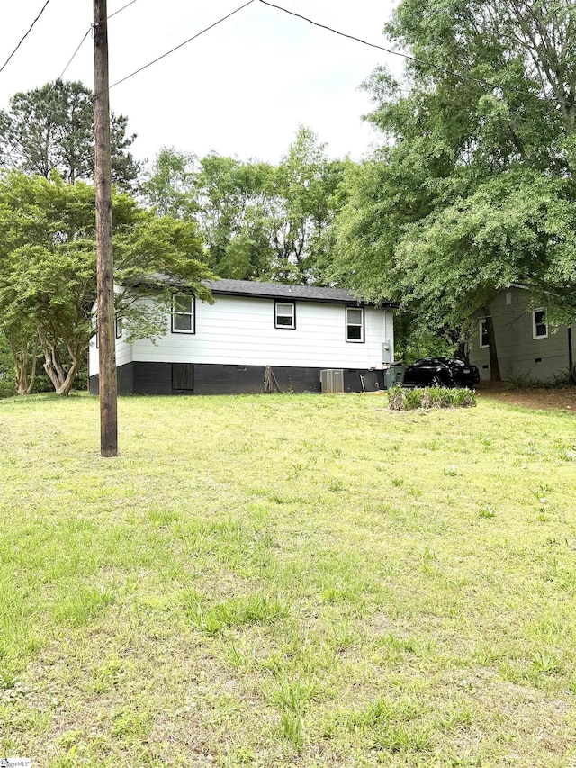 exterior space featuring a front lawn