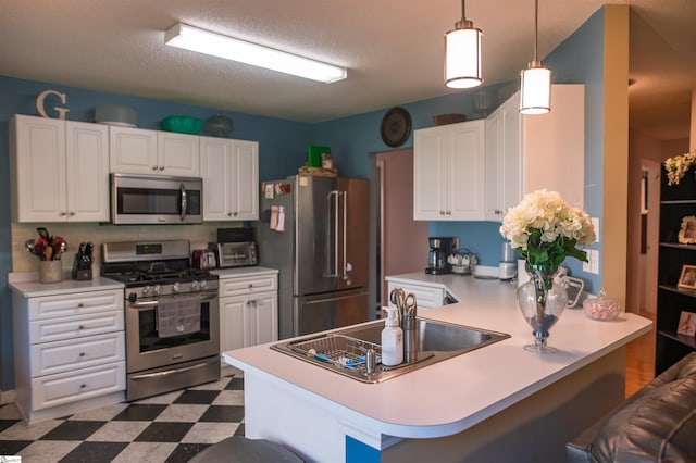 104 Fairview Lake Way, Simpsonville, SC 29680 - kitchen featuring light countertops, a peninsula, appliances with stainless steel finishes, and a kitchen bar