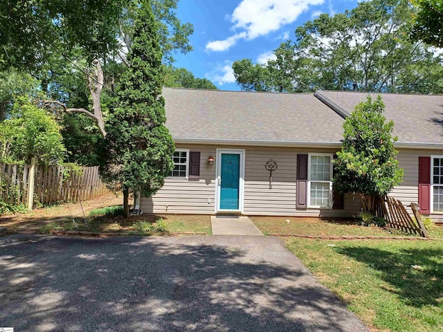 315 Farnsworth Rd, Spartanburg, SC 29301 - view of front facade featuring fence and roof with shingles